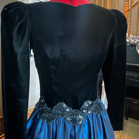 Gorgeous Midnight Blue & Black Vintage 80’s 90’s Prom Dress in good condition! - Picture 4 of 15